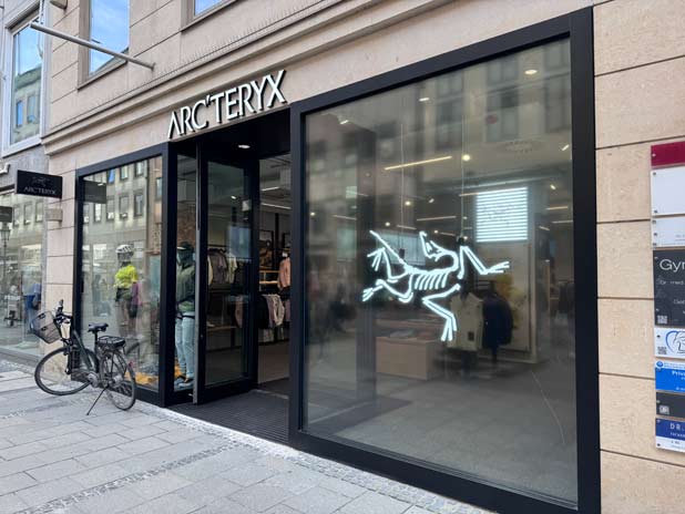 Münchens 1. "Arcteryx"-Shop eröffnete in der Theatinerstrasse am 27.06.2024 Foto: Martin Schmitz