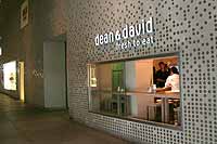 Einkaufscenter in München: Die Fünf Höfe - Dean&David Schnell-Restaurant Frische Salate, Brote, Getränke (Foto:Martin Schmitz)