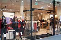 Einkaufscenter in München: Die Fünf Höfe - Nile Lässige Damen-Sportwear Mode (Foto:Martin Schmitz)