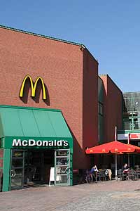  pep Perlacher Einkaufszentrum - McDonald's Restaurant mit McCafe Fastfood, Salate Foto: Martin Schmitz