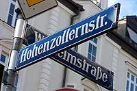 Einkaufsstraßen in München Schwabing: Hohenzollernstraße - Haus für Haus Hohernzollern-Straßenschild Foto:Marikka-Laila Maisel