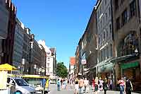 Einkaufsstadt München - ein Paradies für Shopper in der Kaufingerstraße (Foto: Marikka-Laila Maisel)